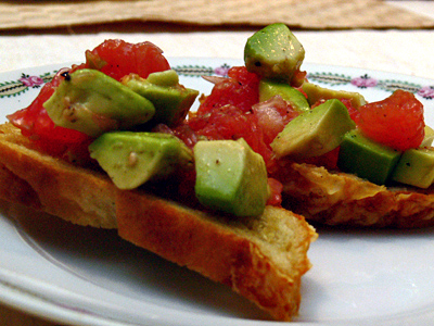 Avocado-Pampelmusen-Bruschetta