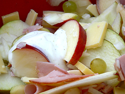 Käse-Schinken-Salat mit Früchten