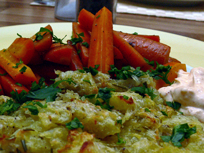 Kartoffelrösti mit Buttermöhren und Frischkäsedip