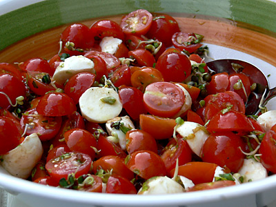 Kirschtomatensalat mit Mozzarella-Kügelchen