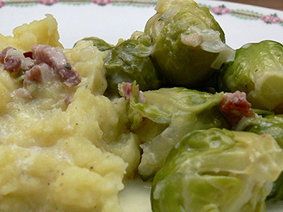 Rosenkohl mit Speckwürfelchen und Stampfkartoffeln