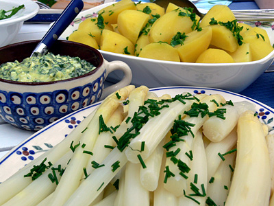 Spargel mit Bärlauchsauce und Petersilienkartoffeln