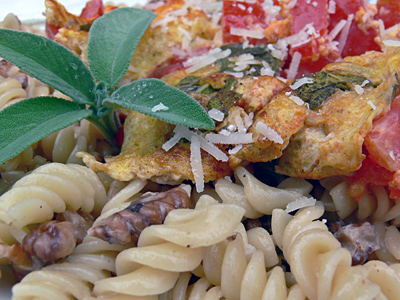 Nudeln mit Walnusssahne und Tomaten-Salbei-Omelett